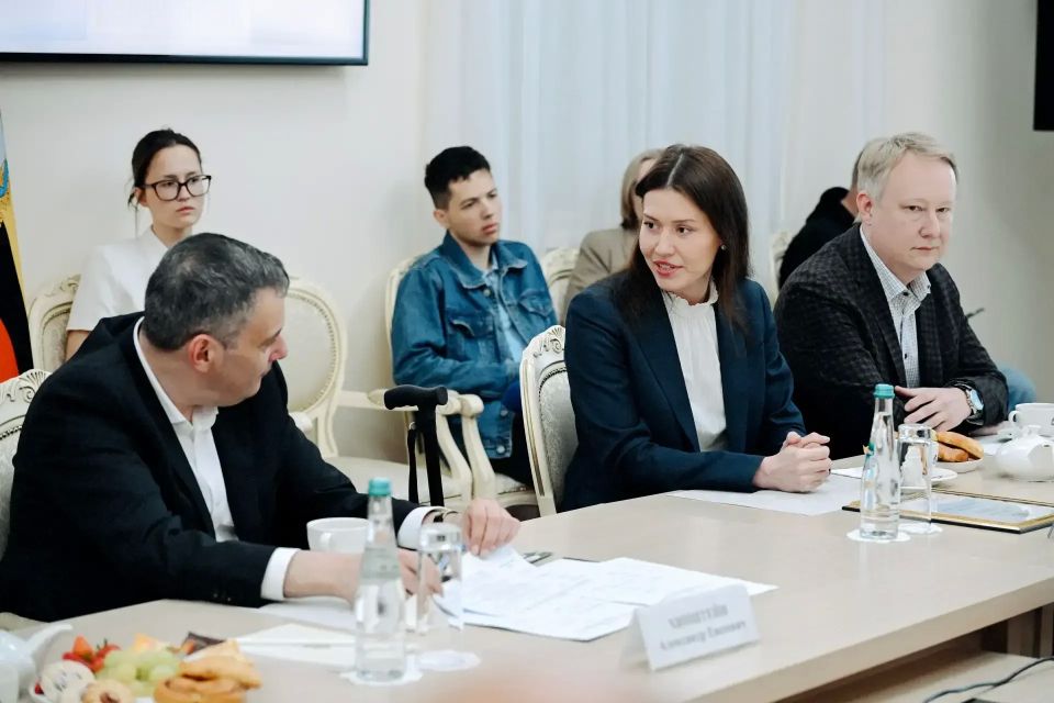 Александр Хинштейн встретился с победителями «Губернаторского резерва»