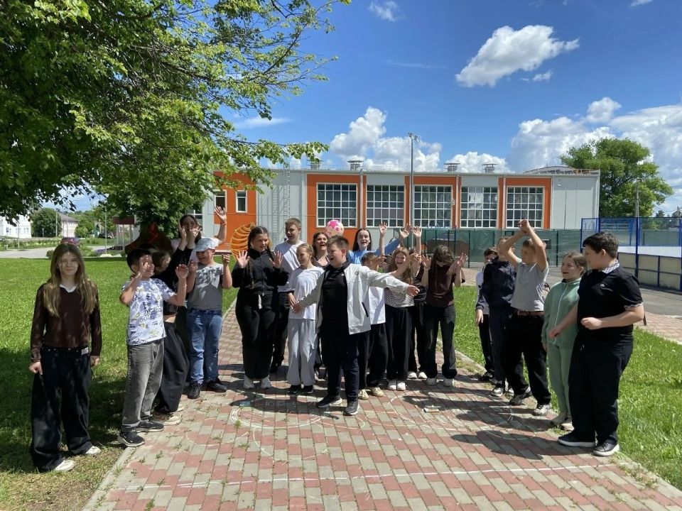 ВЕСЁЛЫЕ СТАРТЫ. 25 мая в городском парке города Фатежа прошел школьный спортивный праздник «Веселые старты», посвященный началу летних каникул.Провели мероприятие методист РДНТ А.В. Безгина и участники театрального...