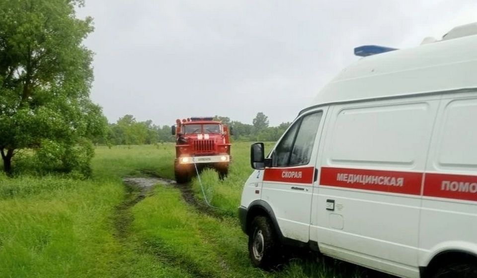 Пожарные помогли буксировать скорую помощь в Солнцевском районе Курской области