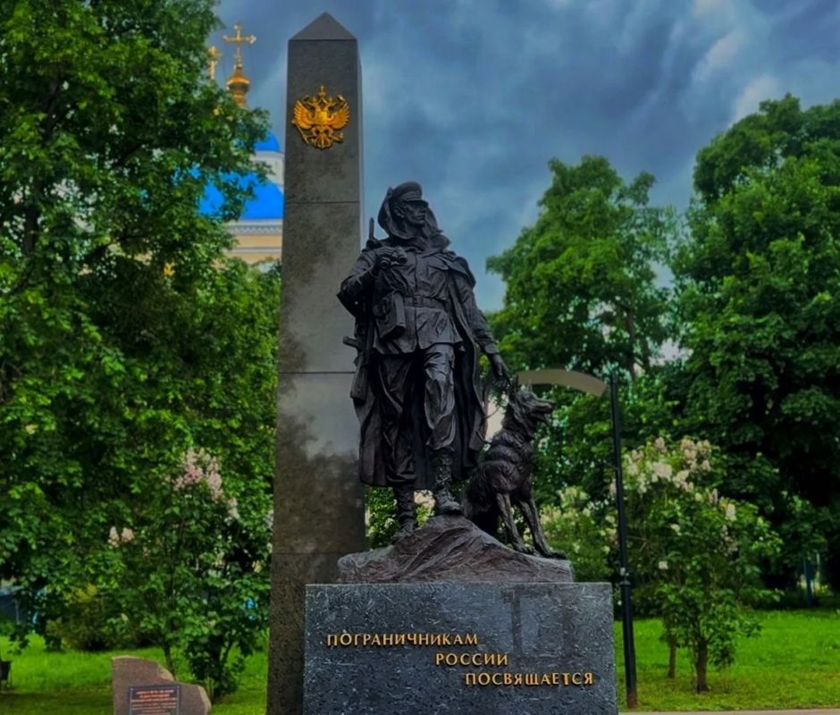 Вместе с главой города Суджи Виталием Слащевым и пограничниками, первыми принявшими на себя удар формирований ВСУ в августе 2024 года, возложили цветы к мемориалу «Пограничникам России»