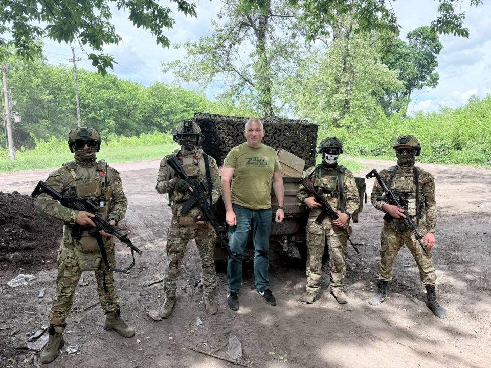 Алексей Томанов: С Днем пограничника!. Дорогие пограничники, кадровые офицеры и ветераны пограничных войск! Сегодня, 28 мая, мы отмечаем ваш профессиональный праздник — День пограничника! Этот день символизирует мужество...