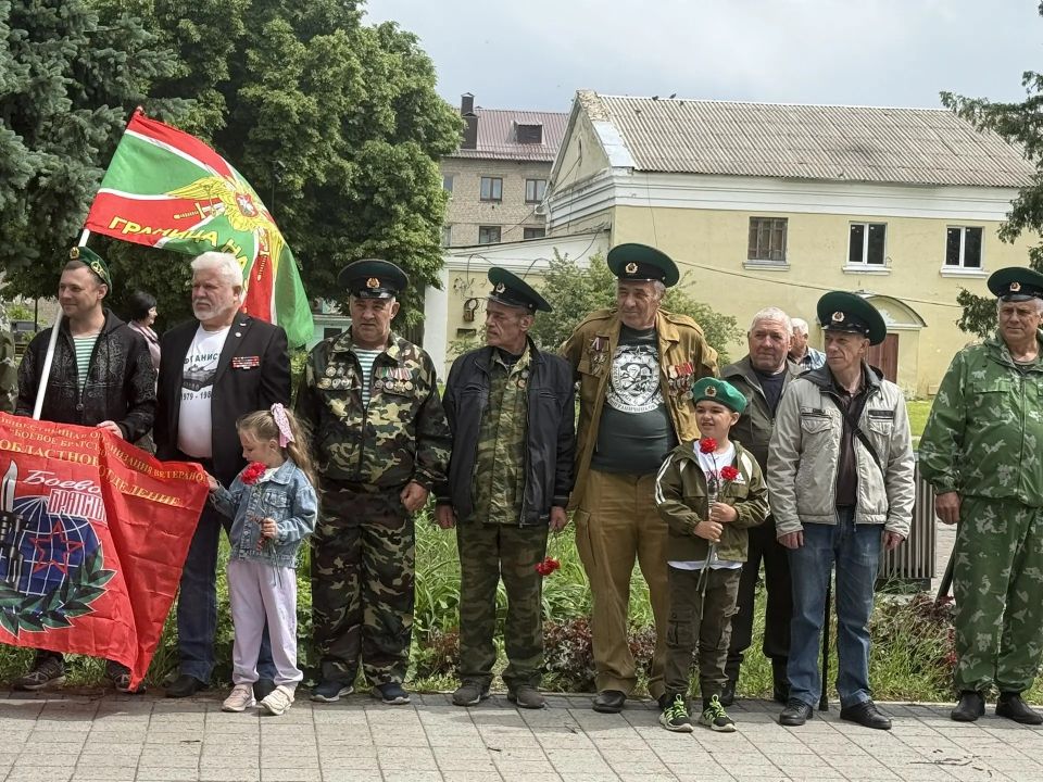 По традиции торжественный митинг, посвященный дню пограничника, состоялся у памятника воинам - павшим в годы боевых действий