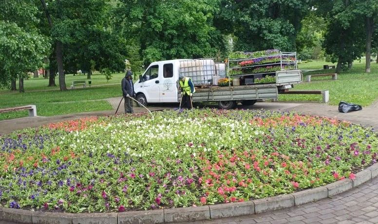 В парках и скверах активно убирают территории