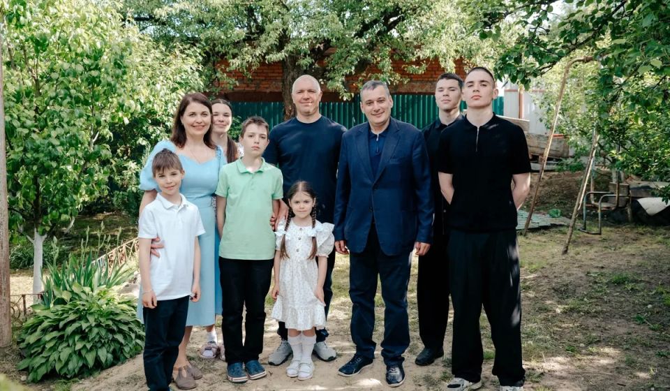 Александр Хинштейн побывал в гостях у многодетной семьи Карпушкиных
