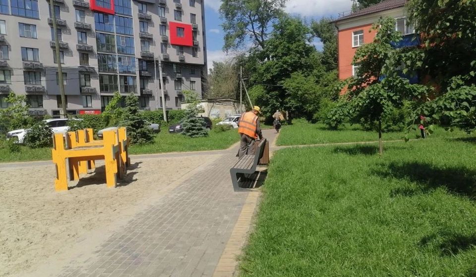 В Курске 30 рабочих и 6 единиц техники ежедневно убирают парки и скверы
