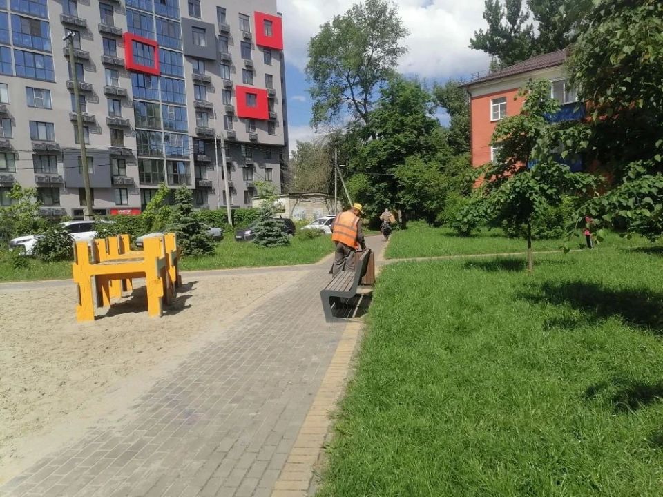 В Курске 30 человек убирают мусор в парках и скверах