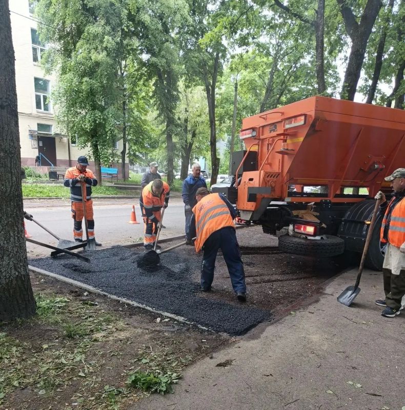 В Железногорске продолжаются работы по ямочному ремонту дорожного покрытия