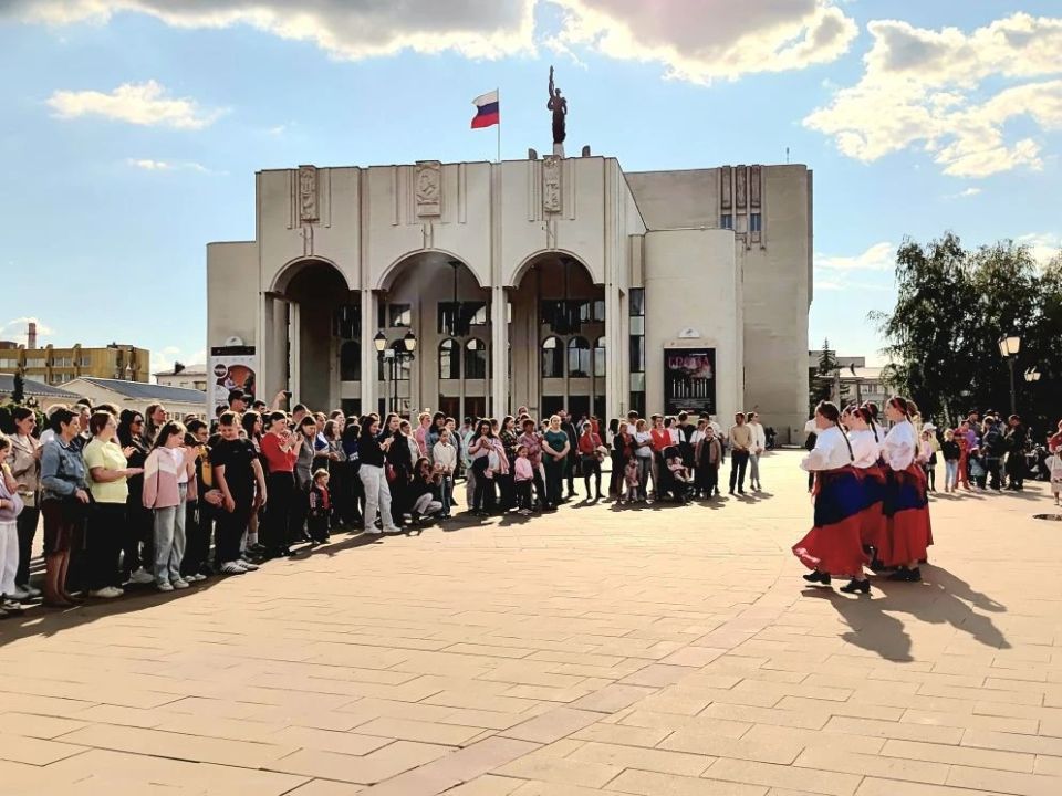 В Курске на Театральной площади устроили танцевальный флешмоб
