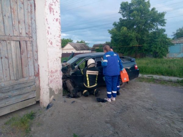 Под Курском водитель машины разбился о стену гаража