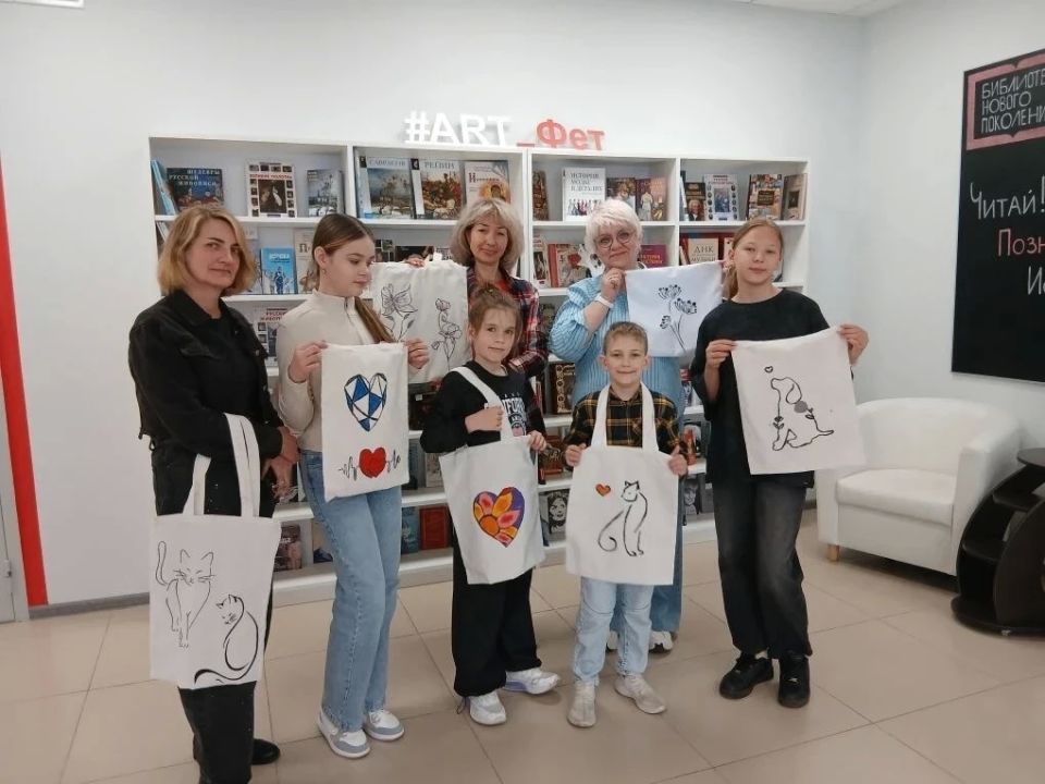 В Центральной городской библиотеке для молодёжи им. А.А. Фета прошел творческий мастер-класс «Мир в ярких красках», посвящённый росписи шопперов — технике декорирования сумок из ткани с помощью специальных красок и других...