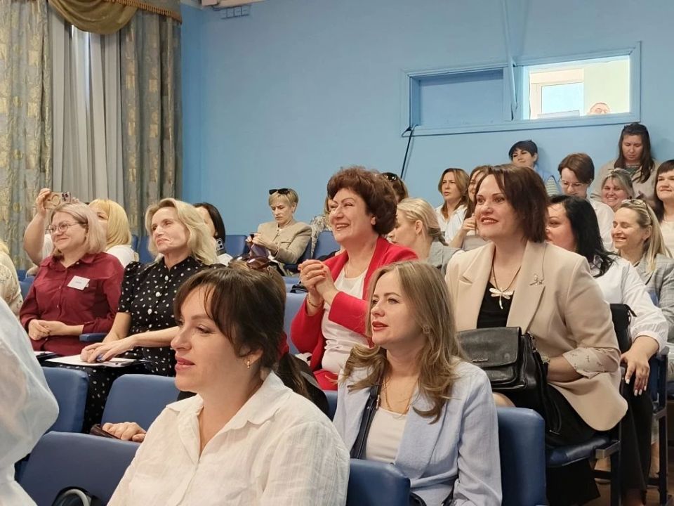 Юные артисты выступают на фестивале, приуроченном к предстоящему 1000-летию Курска