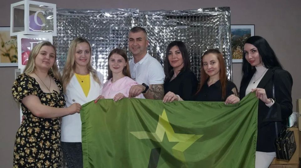 Волонтёры культуры Большесолдатского района Ольга Панченко и Виктория Рыжкова приняли участие в выездном концерте, для вынужденных переселенцев, которые в настоящий момент являются постояльцами ПВР послка Шуклинка