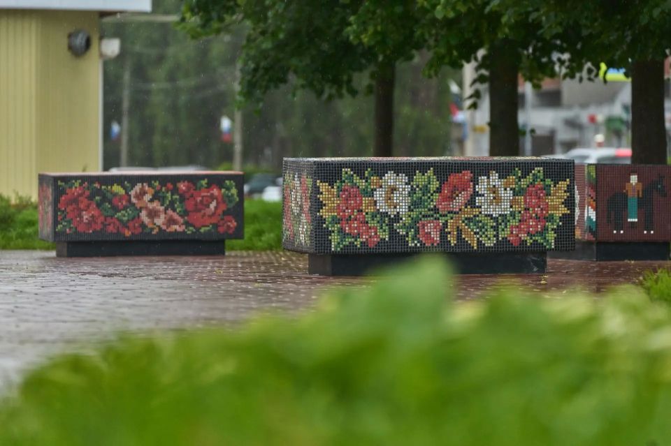 В Железногорске обычные скамейки превратили в мозаичные арт-объекты