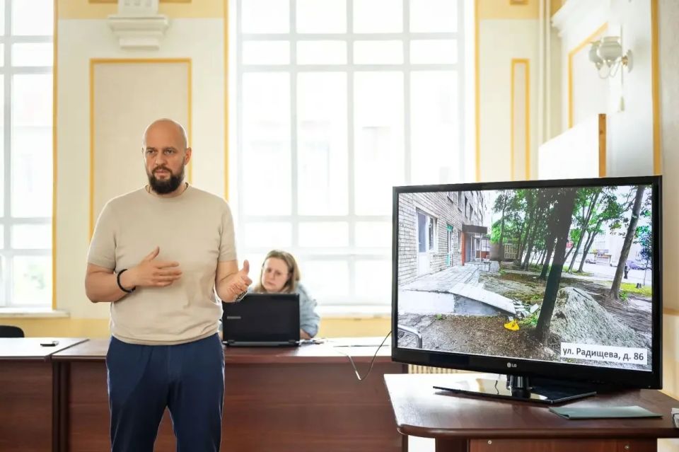 Сегодня состоялась встреча с предпринимателями, чьи офисные помещения находятся на части улице Радищева (от Московской площади до ул. Садовая)