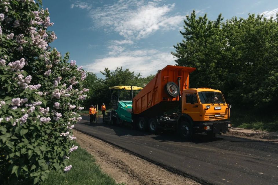 В Льговском районе по нацпроекту «Инфраструктура для жизни» ремонтируют участок трассы Курск – Льгов – Рыльск – граница с Украиной – Стремоуховка-Износково, его протяженность - 4,3 км