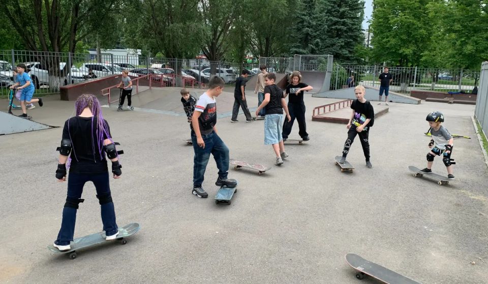 В курском скейт-парке «Гелиос» бесплатно обучают катанию на скейтборде