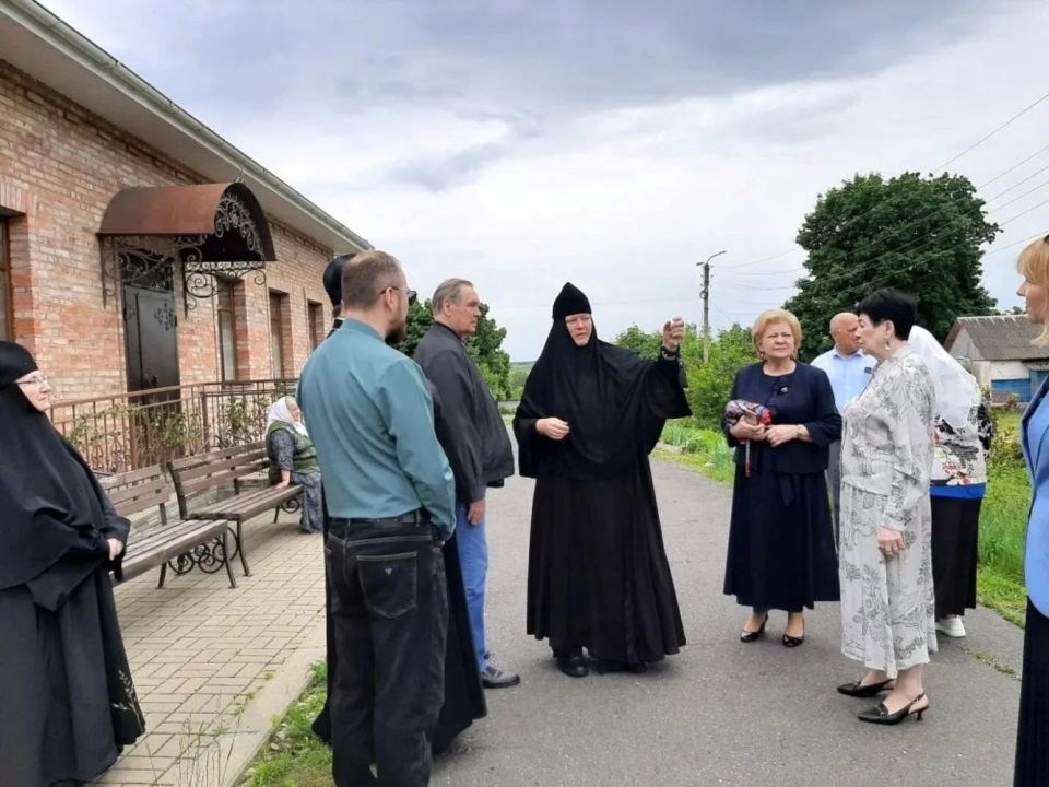 В ходе международного медицинского конгресса, посвященного памяти святителя Луки Крымского (В.Ф. Войно-Ясенецкого), участники форума посетили Архиерейское подворье в Фатеже