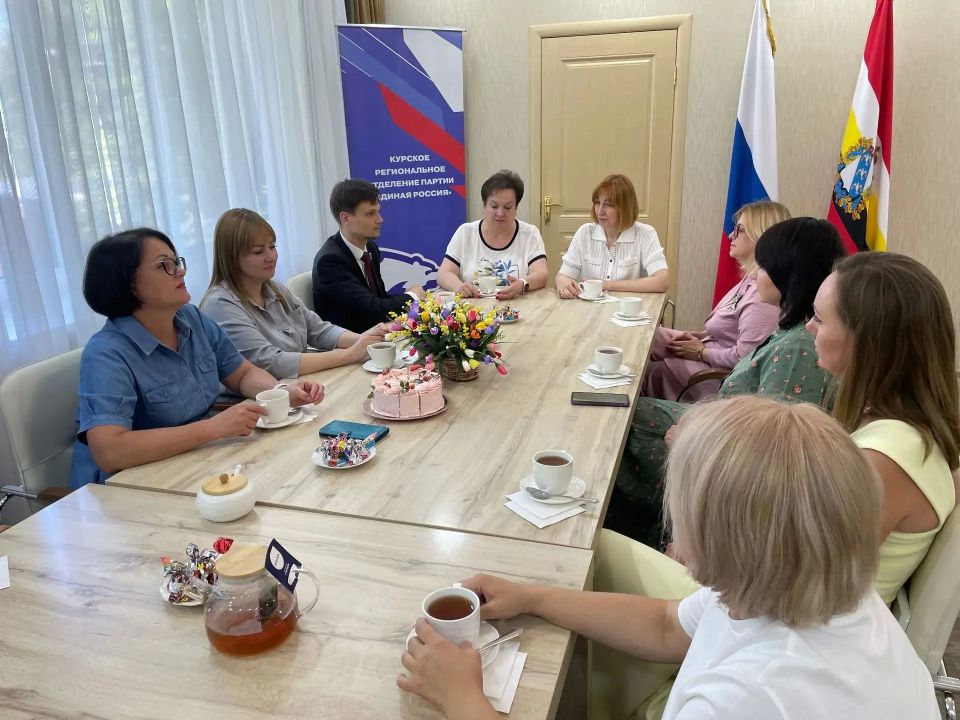 Руководитель партийной фракции в Курском городском собрании Елена Беседина поблагодарила за сотрудничество с Единой Россией сотрудников сферы социального обеспечения и поздравила с профессиональным праздником