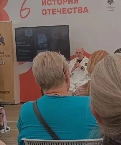 «Я спрашиваю бойца: почему он пошёл на СВО? Он признаётся, что всю жизнь жалел, что не поговорил с дедом — фронтовиком. А теперь, говорит боец, я знаю: дед сейчас здесь, со мной, в соседнем окопе…» — с этих слов мой...