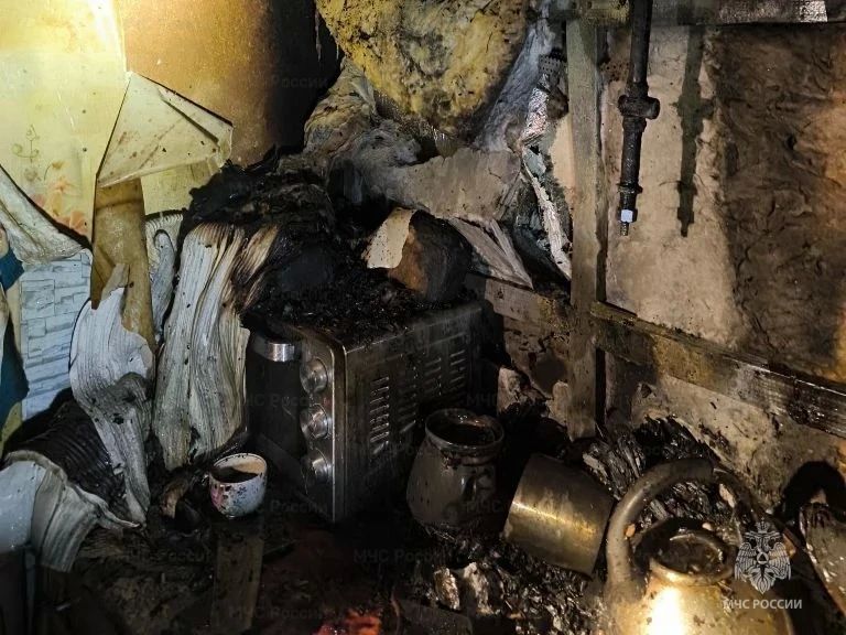 Пожарные спасли мужчину из горящего жилого дома в Железногорске