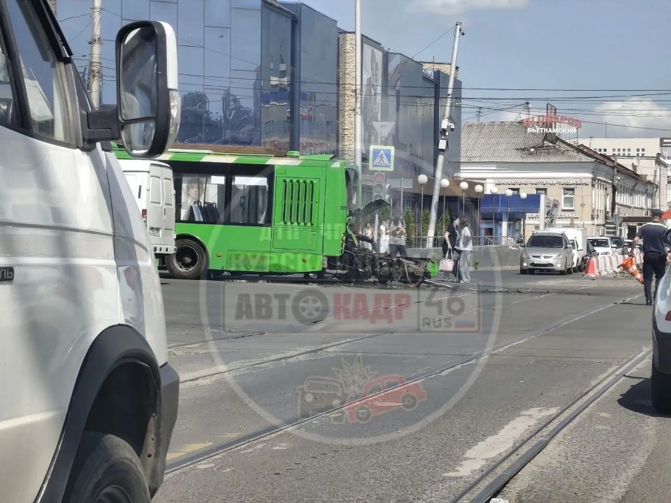 В центре Курска у "Волгабаса" на ходу вывалился двигатель