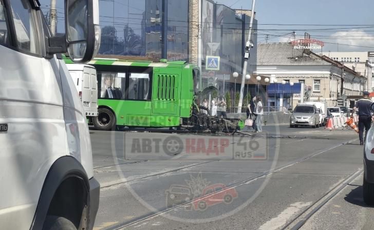 В центре Курска у «Волгабаса» вывалился двигатель