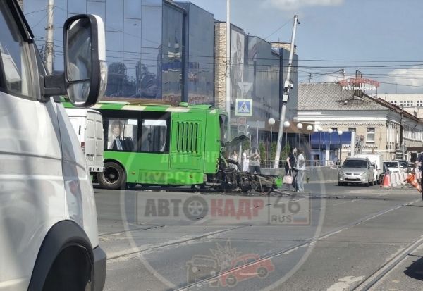 В Курске у пассажирского автобуса на ходу вывалился двигатель