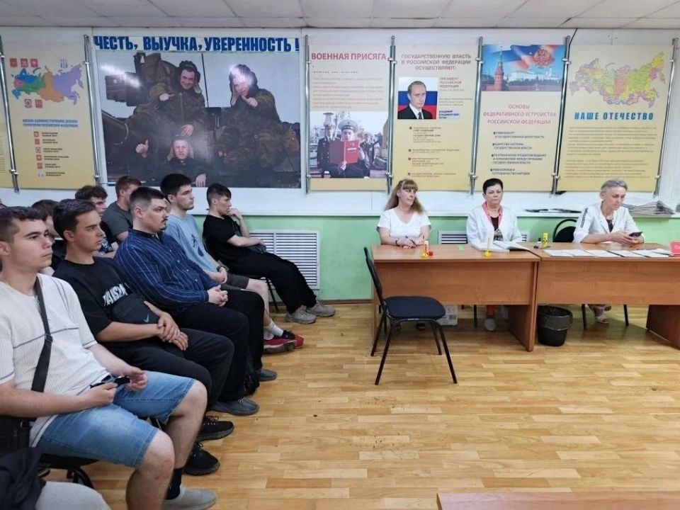 В военкомате Сеймского округа проходит заседание призывной комиссии под руководством председателя призывной комиссии и.о. заместителя главы администрации города Виталия Жилина