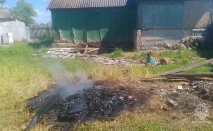 В Обояни женщина едва не спалила свой дом, разведя костер
