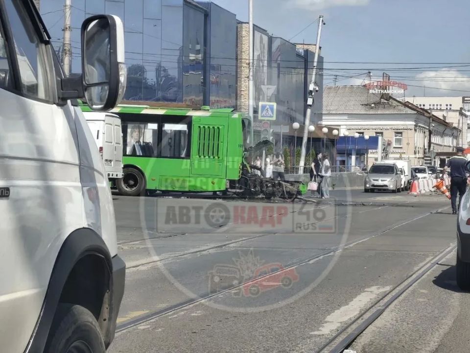 У автобуса «Волгабас» в центре Курска вывалился двигатель при проезде трамвайных путей