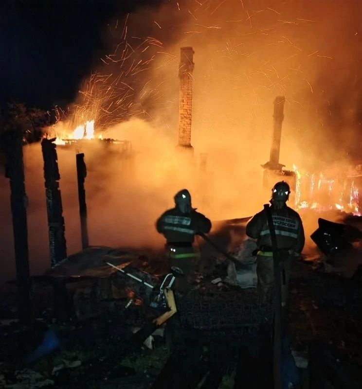 Крупный пожар произошел в поселке Хомутовка Курской области