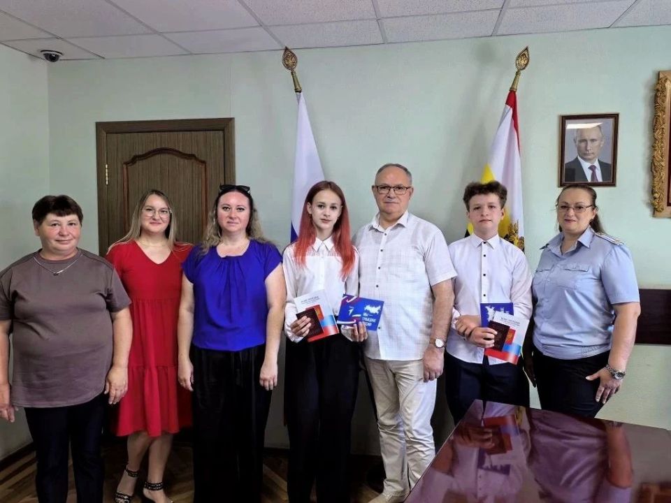 С главным документом! В добрый путь, юные граждане великой страны!