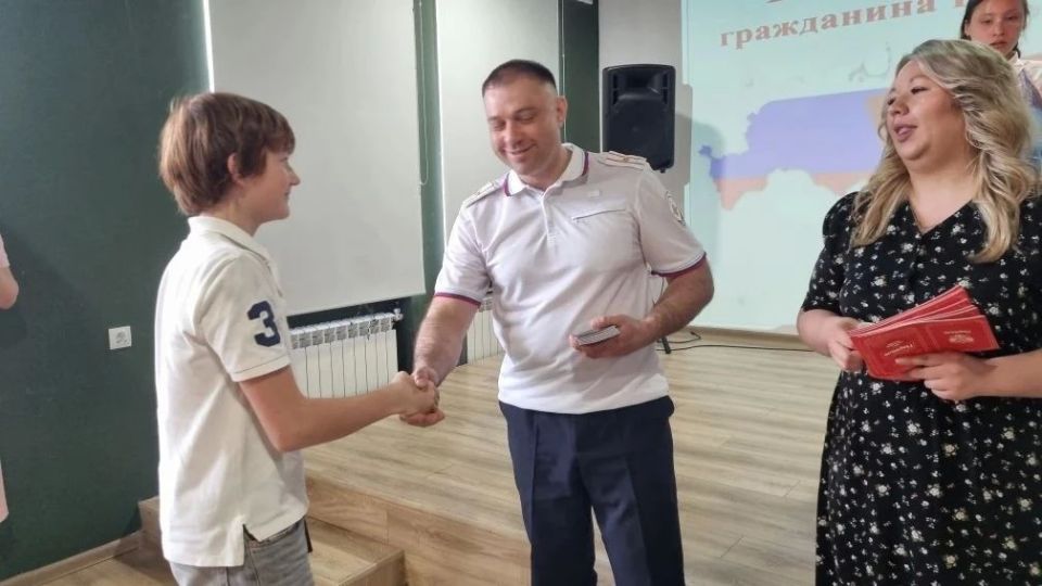 В Курске сотрудники полиции вручили школьникам главные документы