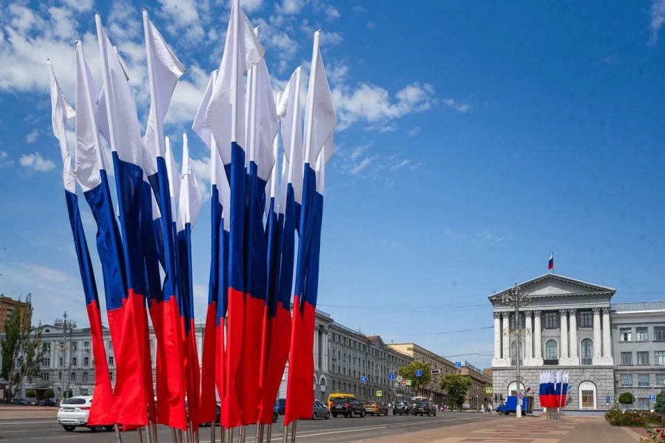 Поздравительные телеграммы на имя города Курска Евгения Маслова с Днём России продолжают поступать