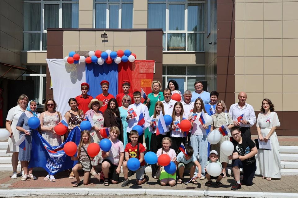 12 июня на площади у районного культурно-досугового центра в Студенке прошло торжественное мероприятие, посвященное Дню России