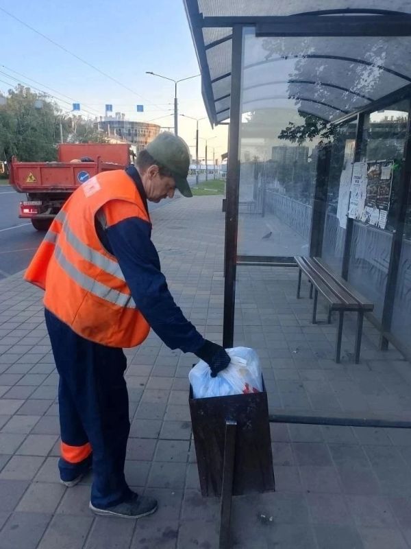 Курян просят не выбрасывать домашний мусор в урны на остановках