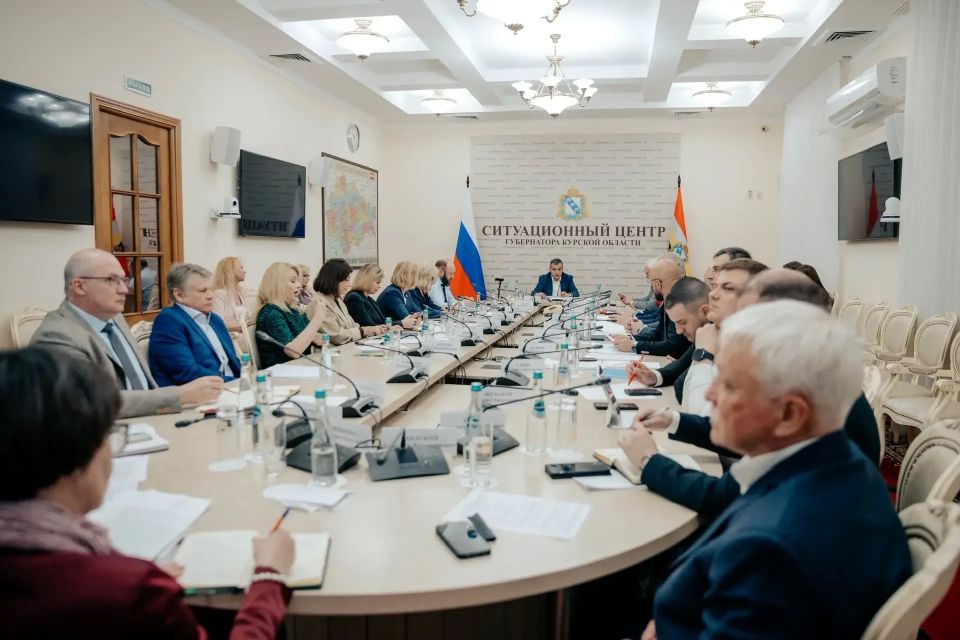 Рабочая неделя традиционно началась с участия в заседании Правительства региона — оно прошло в открытом формате под председательством Губернатора Курской области Александра Хинштейна