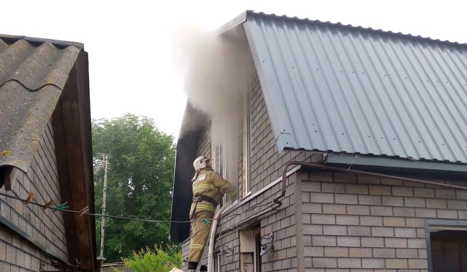 В Фатежском районе Курской области загорелся сарай