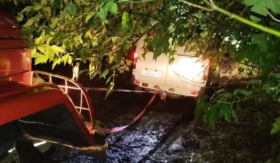 В Курской области пожарные вытащили застрявшую карету скорой помощи
