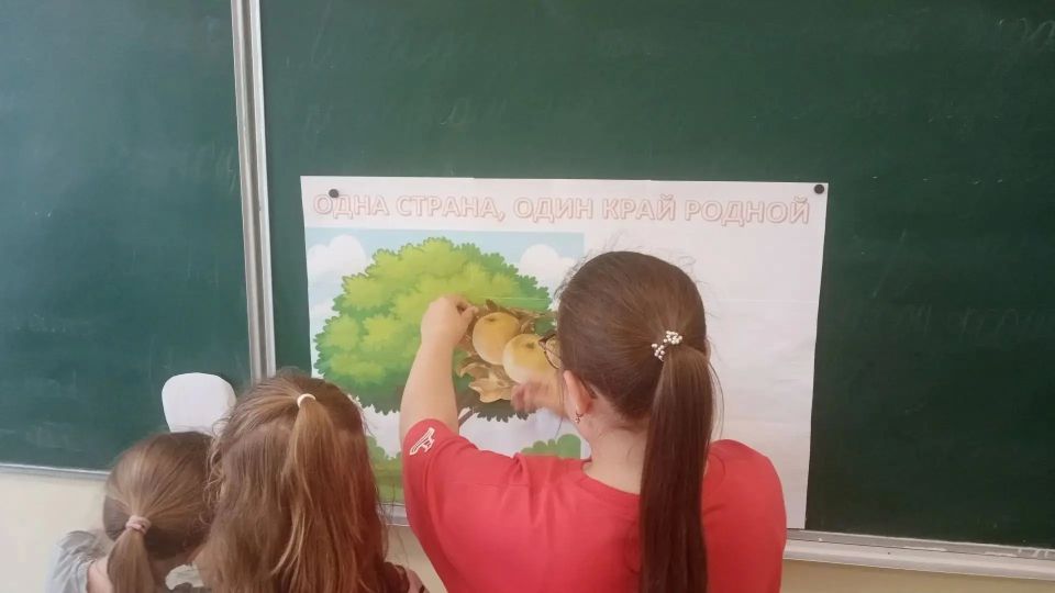 Накануне праздника «День образования Курской области» с мальчишками и девчонками пришкольного лагеря «Солнышко» Фатежской школы N1 была проведена игра "Путешествие по Курской области ", направленная на систематизацию и...