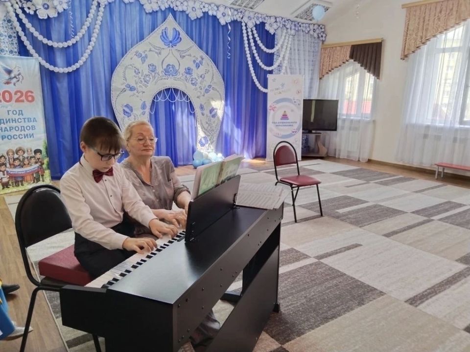 В детском саду «Золотой ключик» царила праздничная атмосфера! По случаю Дня России воспитанники детской школы искусств подарили малышам незабываемый концерт «Мы живём в России»