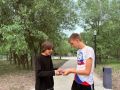 Воспитанник волонтёрского отряда «МЫ» Ярослав Богодеров во главе с Дианой Александровной поздравил горожан с праздником — раздали ленточки триколора жителям и гостям города!