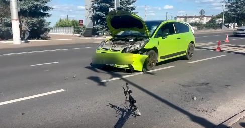 В Курске на Победе иномарка сбила двух юных самокатчиков