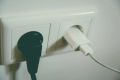 Почему стоит вынимать зарядные устройства из розетки?