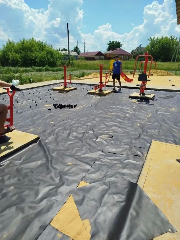 В слободе Пригородняя Щигровского района устанавливают мягкое покрытие на детских площадках