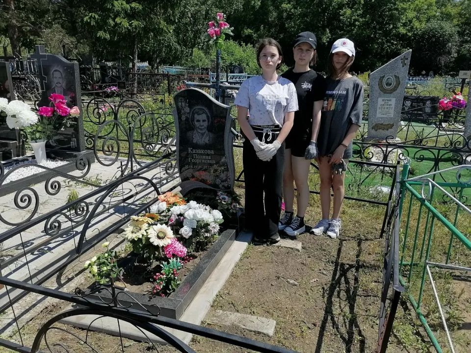 Тимуровский отряд "ДОБРЫЕ СЕРДЦА" Русановской школы навели порядок на могилах бывших педагогов школы и ветеранов Великой Отечественной войны