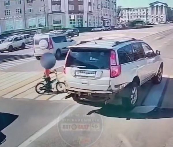 В Курске водитель чудом не сбил двух детей на «зебре» на Красной площади