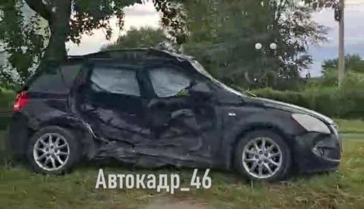 В Курске иномарку отбросило в дерево, пострадал 66-летний водитель