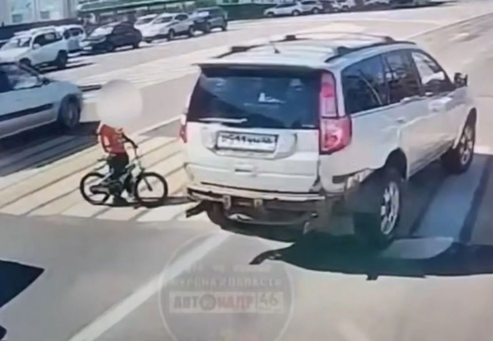 В центре Курска водитель внедорожника едва не сбил детей на пешеходном переходе
