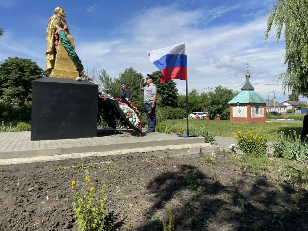 Сотрудники КП-8 почтили память павших в День памяти и скорби